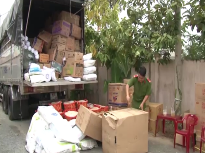 Bắt 2 xe tải chở đầy thực phẩm không có giấy tờ