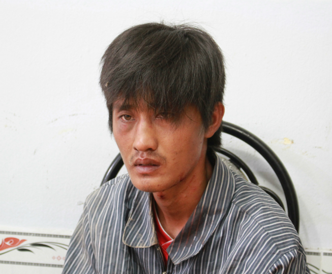 Khởi tố kẻ dùng kéo đâm bị thương 1 công an