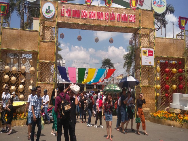 Cận cảnh: Du khách chen nhau thưởng thức bánh dân gian