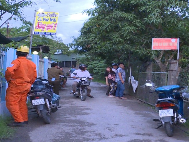 Trèo cây xoài kéo dây cáp, thanh niên bị điện giật tử vong