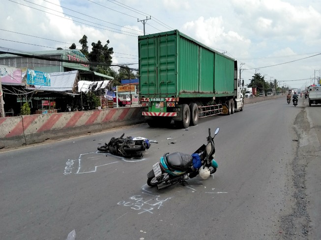 Container nghiền nát xe máy ở Tiền Giang