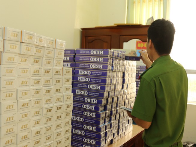 Hàng ngàn gói thuốc lá lậu trên xe khách về Cần Thơ
