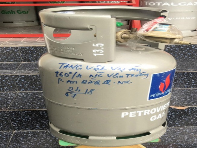 3 cha con dọa công an bằng bình gas bị khởi tố