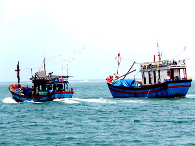 12 lao động bị giam lỏng dưới tàu biển