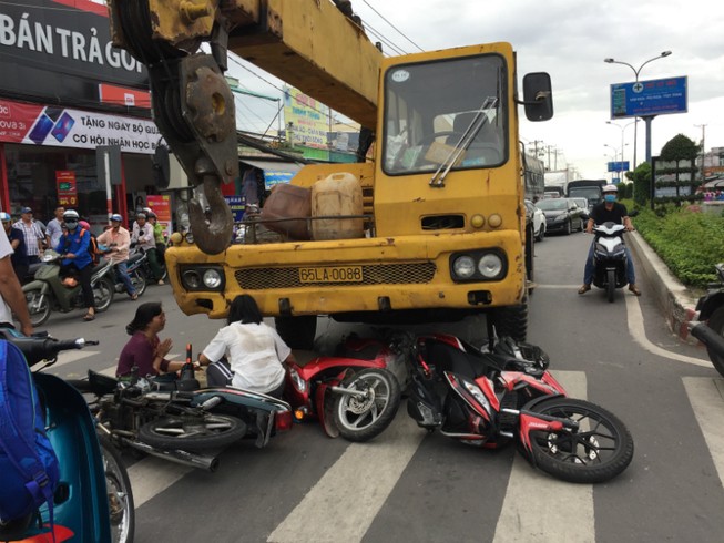 Xe cứu hộ tông 3 xe máy chờ đèn xanh, bé trai 6 tuổi tử vong