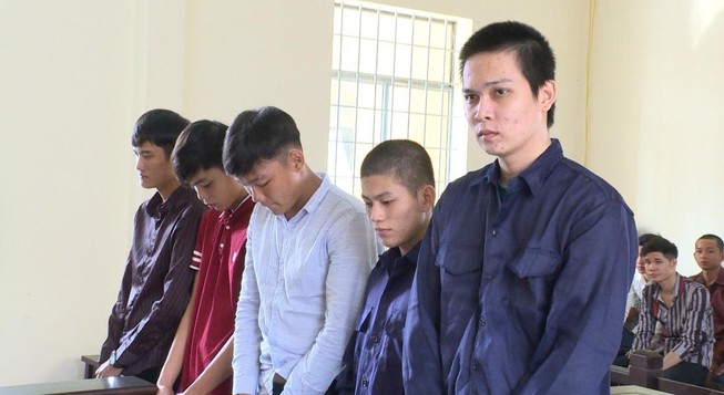 Năm thanh niên 'hùn tiền' rồi dắt tay nhau vào tù