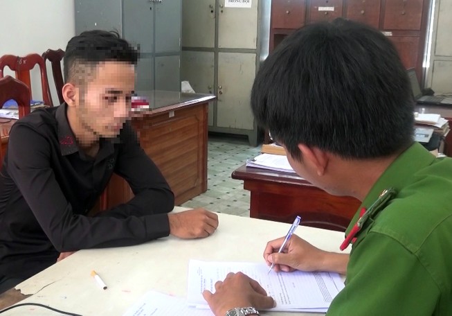 Tự rạch tay giả là bị cướp