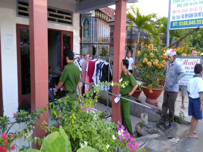 Lắp ăngten, nhân viên điện máy bị điện giật rơi xuống đất
