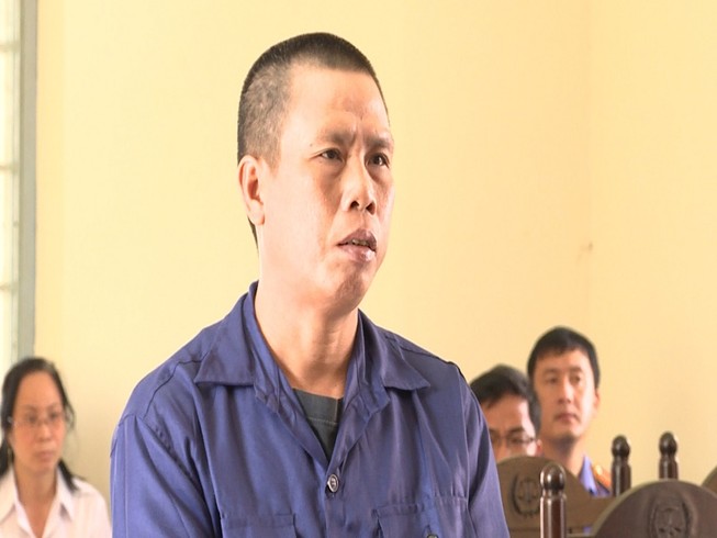 Dượng rể cho cháu gái xem phim đồi trụy rồi xâm hại
