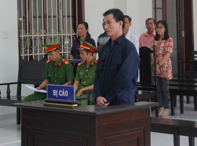 Người đàn ông bán quần áo âm mưu giết bạn để đoạt vợ bạn
