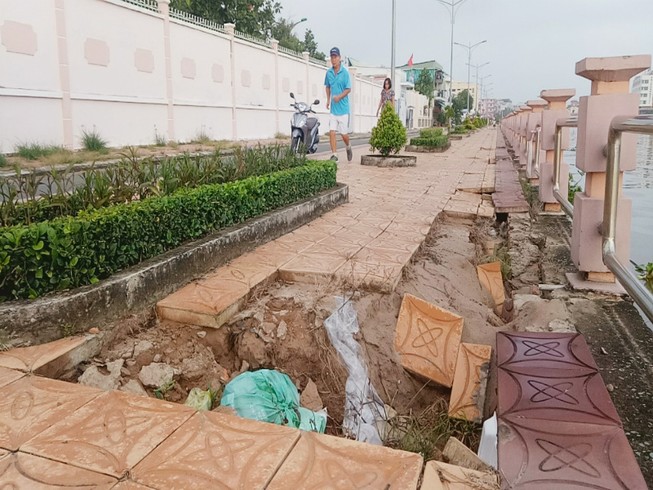 Kè chục tỉ ở Cần Thơ 'tan nát' sau hơn 2 năm sử dụng