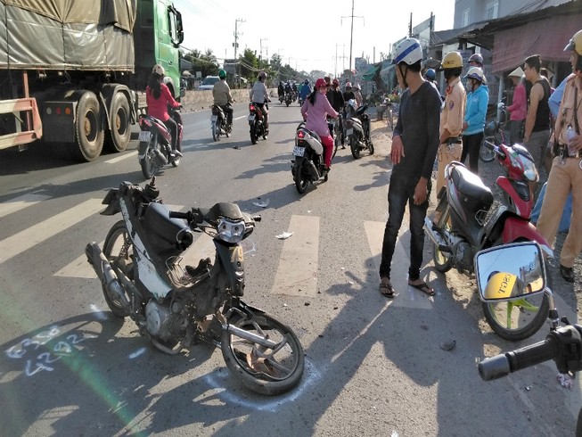 Tông phải xe chạy ngược chiều, người đàn ông đi cấp cứu