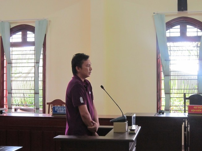 Giận vợ, đánh luôn công an phường