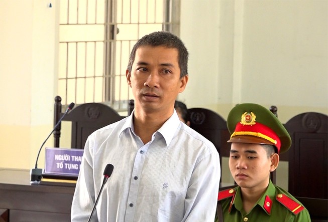 Dọa cắt điện, gã hàng xóm hiếp dâm bé gái 14 tuổi đến có thai