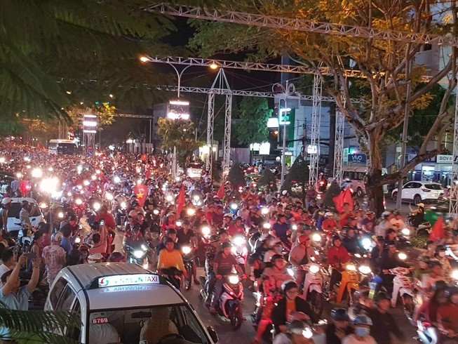 Dân Cần Thơ ra đường mừng Việt Nam thắng Philippines