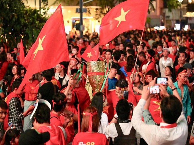 Người dân TP.HCM mang 'Cup' vô địch xuống phố ăn mừng