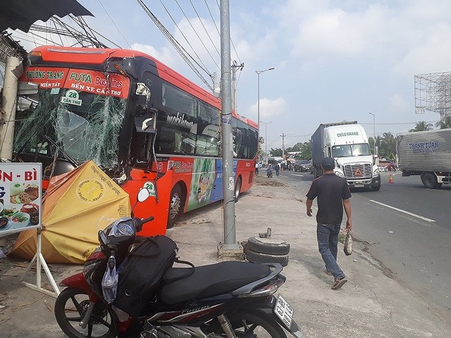 Sau va chạm 2 ô tô, xe khách lao lên vỉa hè tông gãy trụ điện