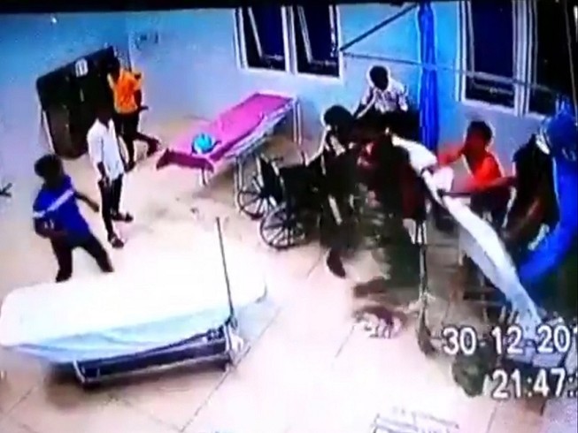 Xông vào trụ sở xã đập phá, truy sát người