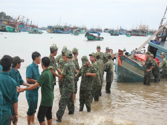 Quân và dân xã đảo Thổ Châu hối hả phòng tránh bão số 1