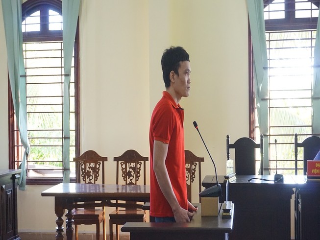 Thanh niên mua hàng qua mạng ôm mặt khóc tại tòa