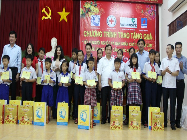Chủ tịch Quốc hội thăm và tặng quà Tết tại Cần Thơ