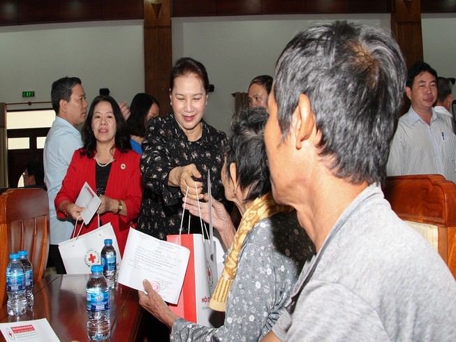 Chủ tịch Quốc hội thăm và tặng quà Tết tại Hậu Giang