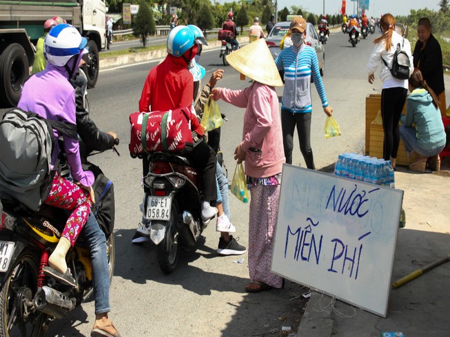 Tặng hàng ngàn chai nước suối cho người kẹt xe ở miền Tây