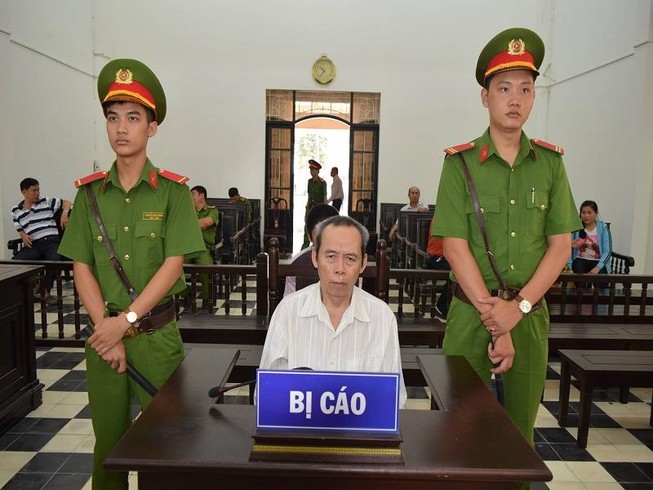 Mẹ gửi con gái nhầm cho lão 'yêu râu xanh'