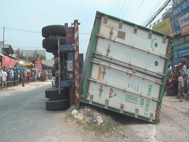Lật xe đầu kéo, 3 người đi xe máy chết thảm
