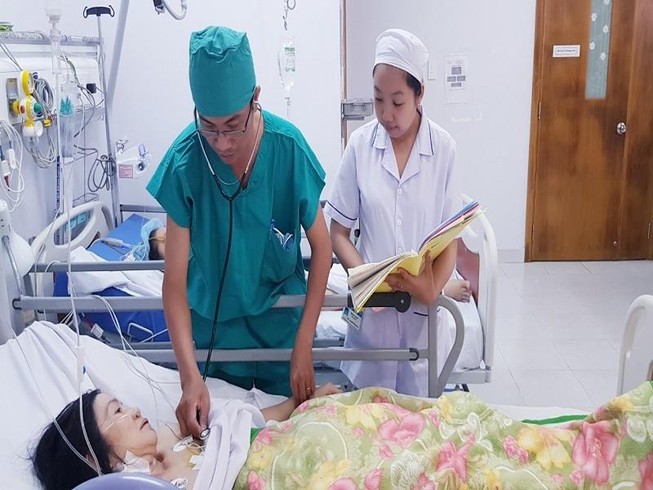 Cứu sống phụ nữ bị cháu nghiện ngập đâm thủng tim