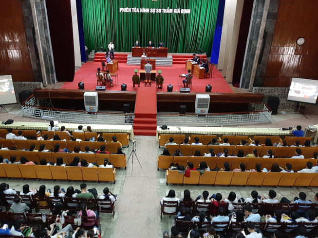 Hơn 1.400 sinh viên xem 'xử vụ án giành hát trong đám tiệc'