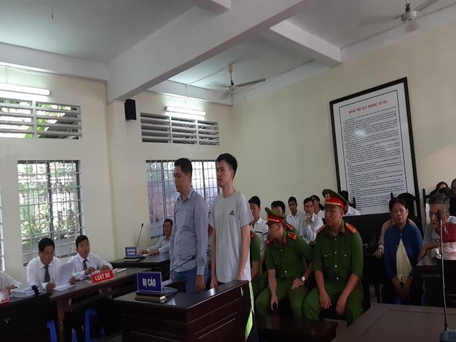 Đang xét xử 2 cựu công an viên đánh chết người vi phạm