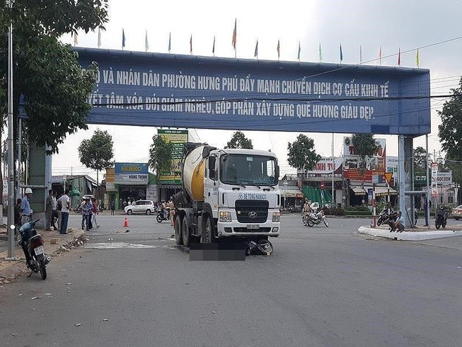 Xe trộn bê tông đâm xe máy, 2 vợ chồng thương vong