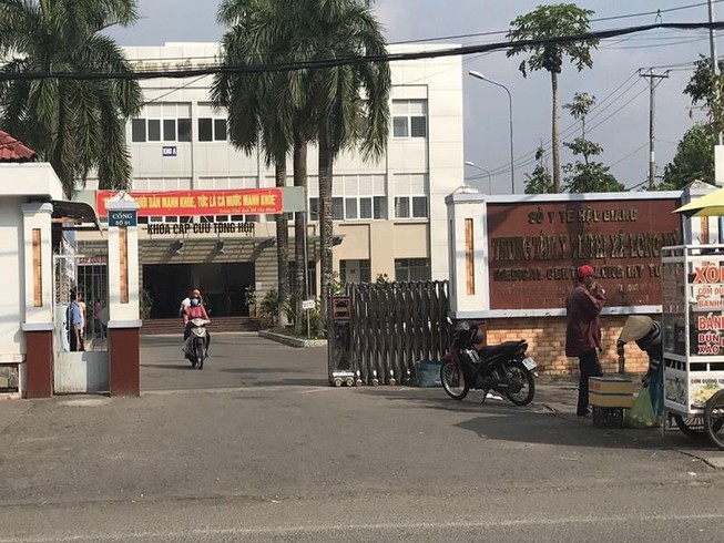 Cảnh cáo Phó khoa và nữ điều dưỡng có 'tình cảm vượt quy định'