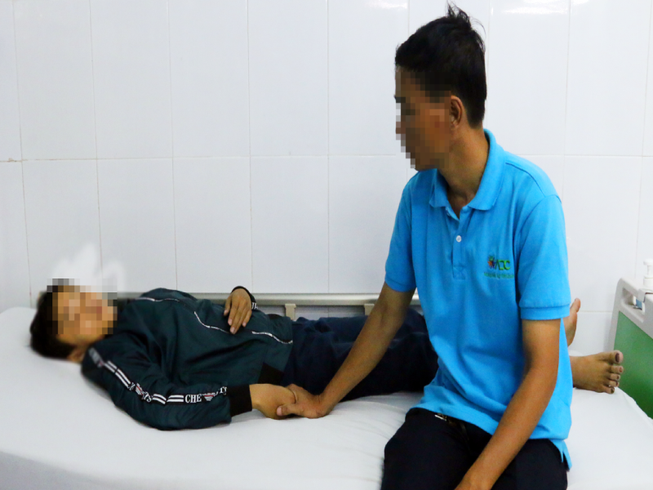Vô tình va chạm bạn nữ, học sinh nam bị đánh hội đồng