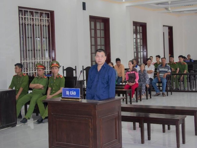Nửa đêm nhớ chuyện xách búa chém bạn chăn vịt