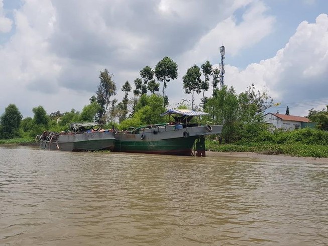 Cảnh sát nổ súng bắt hai tàu trộm cát trên sông Hậu
