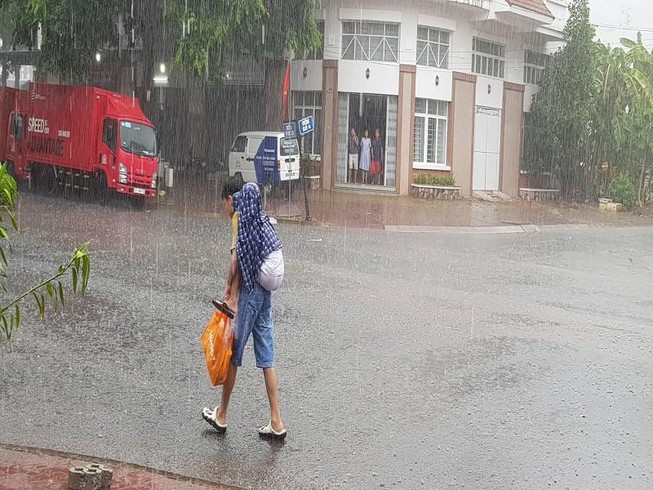 Cơn mưa “vàng” đã giải nhiệt cho người dân Cần Thơ