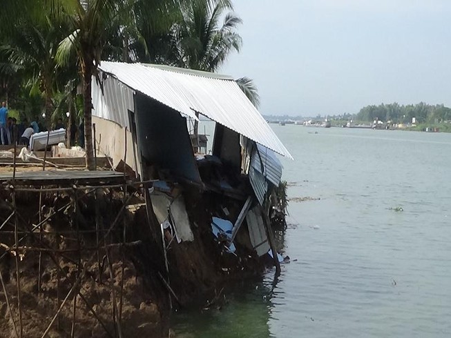 Sạt lở lúc nửa đêm, cụ bà 90 rơi xuống sông tử vong