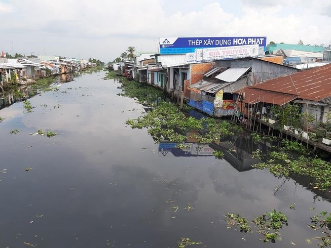 Nước sông ô nhiễm, đen kịt không rõ nguyên nhân