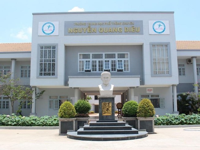 Đồng Tháp: Cán bộ phát dính đề thi môn Toán cho thí sinh