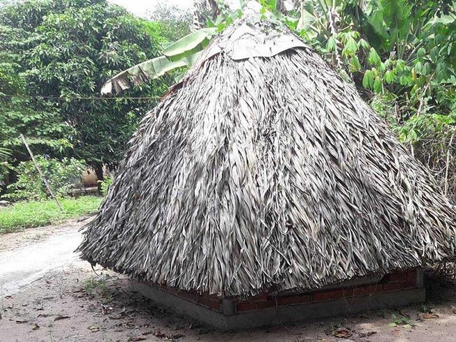 1 Đội trưởng công an quan hệ bất chính trong quán cà phê