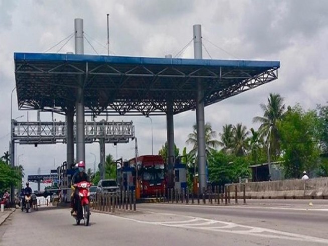 Kế toán trạm thu phí lấy tiền bán vé đi đánh bạc