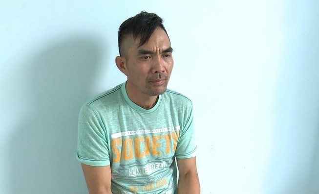 Vợ 'giúp' chồng mang thùng đựng ma túy qua phà