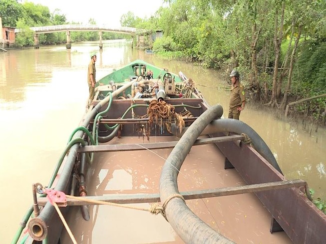 Công an nổ súng bắt sà lan trộm cát trong đêm mưa