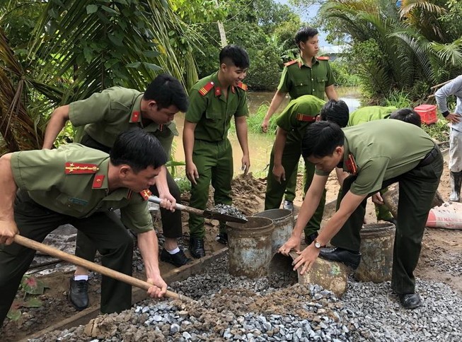 Công an Cần Thơ, TP.HCM không nhận hoa, quà dịp 19-8