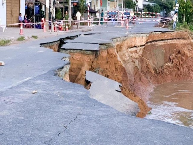 Gần toàn bộ mặt đường QL91 sụp xuống sông Hậu