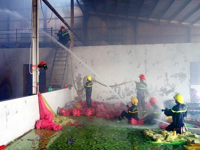 Cháy Công ty sản xuất chăn, gối có chứa hàng trăm bình gas