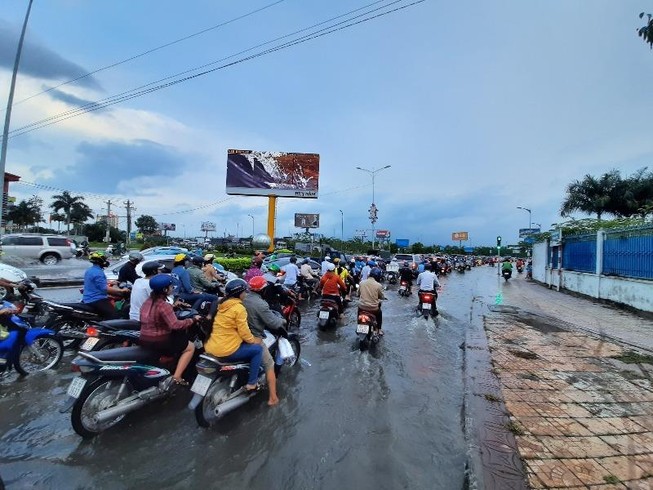 Triều cường lên đỉnh, người dân lội nước trên quốc lộ 1