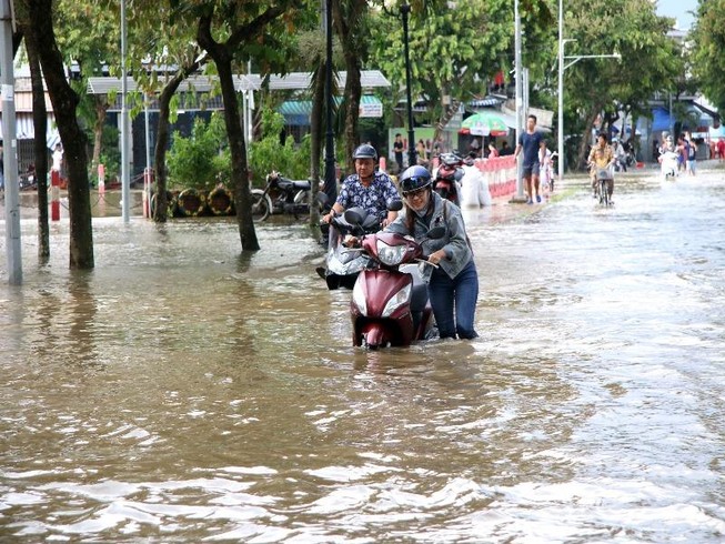Triều cường lên đỉnh, học sinh Cần Thơ phải nghỉ học